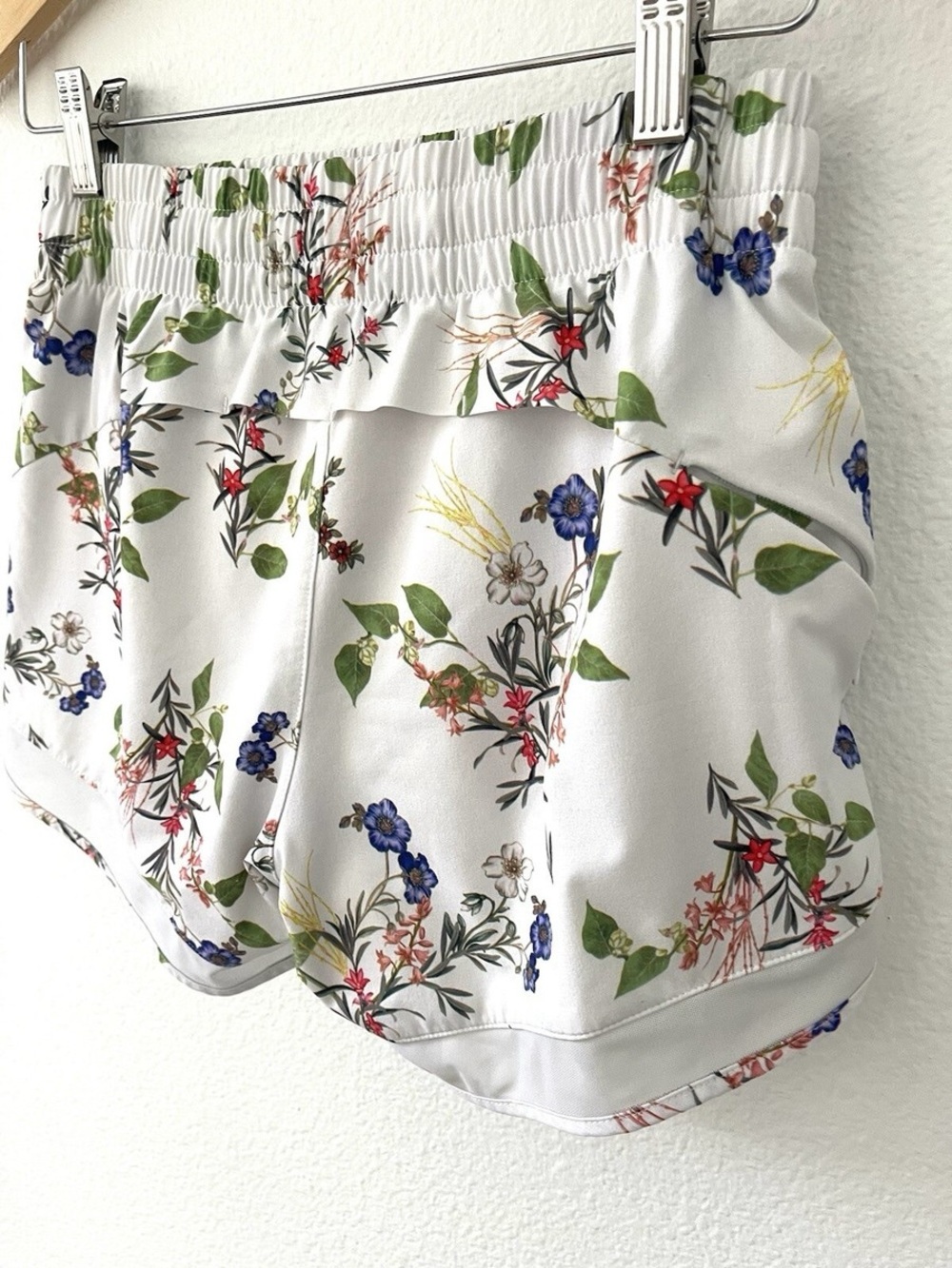 Women’s Athleta Printed Mesh Racer Run Shorts 4” (XS) - Picture 9 of 12